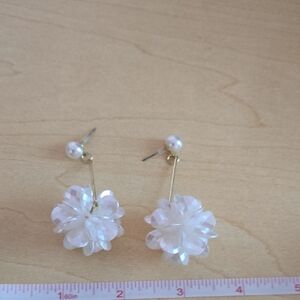 NWOT Gold and White Floral Stud Earrings